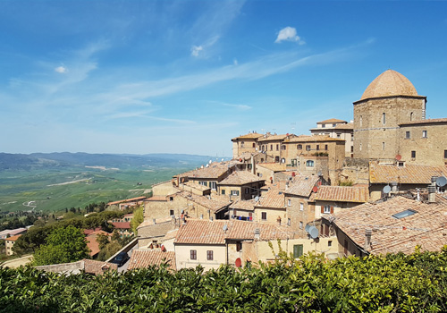 schöne Aussicht von Volterra auf das Land